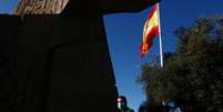 Homem usando máscara caminha perto de bandeira da Espanha em Madri
19/11/2020 REUTERS/Sergio Perez  Foto: Reuters