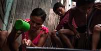 Francinete Almeida moradora de uma área alagada de Macapá, luta para obter água tratada  Foto: DW / Deutsche Welle