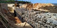 O Hotel Tivoli EcoResort  está fazendo uma mureta de pedra em frente ao mar, na praia do Porto de Baixo, com o objetivo de conter o avanço das águas  Foto: Reprodução / Estadão