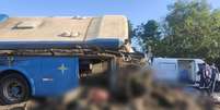 Ônibus e caminhão se envolveram em colisão na manhã desta quarta-feira e, ao menos, 41 pessoas morreram  Foto: Reprodução / BBC News Brasil