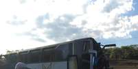 Acidente ocorreu por volta das 7h; ônibus levava mais de 50 funcionários de empresa têxtil  Foto: Facebook @marcos.fernandes.5070 / Reprodução