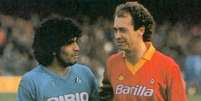 Maradona e Falcão juntos na Itália (Reprodução/Terceiro Tempo)  Foto: Lance!
