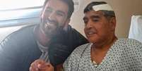 Maradona ao lado de seu médico, Leopoldo Luque, no dia em que recebeu alta.   Foto: Reprodução / Estadão Conteúdo