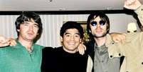 Maradona e os irmãos Gallagher, do grupo Oasis  Foto: Reprodução / Estadão