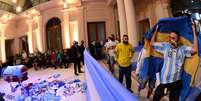 Argentinos se despedem de Maradona na Casa Rosada  Foto: Argentina Presidency / Reuters