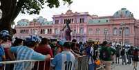 Multidão se aglomera para se despedir de Maradona (ALEJANDRO PAGNI / AFP)  Foto: LANCE!