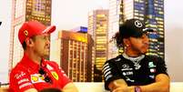 Vettel e Hamilton: os dois maiores salários da Fórmula 1 estão acima do acordo previsto para 2023.  Foto: Divulgação
