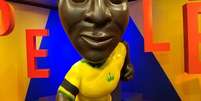 No Museu do Futebol (SP), boneco de Pelé com braçadeira preta (Foto: José Mota/Museu do Futebol/Divulgação)  Foto: Lance!