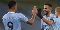 Gabrel Jesus e Mahrez comemoram um dos gols do Manchester City (Foto: AFP/Martin Rickett)  Foto: LANCE!