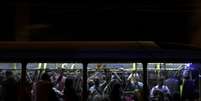 Passageiros em ônibus no Rio de Janeiro (RJ) em meio à pandemia de coronavírus  Foto: Ricardo Moraes / Reuters