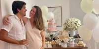 Nathalia Dill e seu marido, Pedro Curvello, fazem chá de bebê para Eva, primeira filha do casal  Foto: Instagram/ @nathaliadillVerificado / Estadão