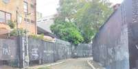 Beco do Batman, na Vila Madalena, tem grafites cobertos por tinta preta em protesto contra a morte do artista NegoVila  Foto: Leitor/ Terra / Reprodução