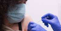 Para falar de um 'novo normal', segundo especialistas, será necessário vacinar a maioria  Foto: Getty Images / BBC News Brasil
