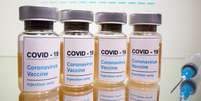 Frascos rotulados como de vacina contra Covid-19 em frente a logo da Moderna em foto de ilustração
31/10/2020 REUTERS/Dado Ruvic  Foto: Reuters