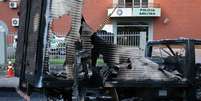 Destroços de caminhão queimado em frente a batalhão de polícia após assalto a banco em Criciúma (SC)
01/12/2020
REUTERS/Guilherme Ferreira  Foto: Reuters