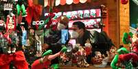 Pessoas com máscaras de proteção fazem compras em loja na Lombardia, na Itália
01/12/2020 REUTERS/Flavio Lo Scalzo  Foto: Reuters