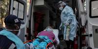 Idosa com sintomas de Covid-19 é colocada em ambulância, em São Paulo
02/07/2020
REUTERS/Amanda Perobelli  Foto: Reuters