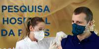 Voluntário recebe potencial vacina contra Covid-19 durante testes em Porto Alegre (RS) 
08/08/2020
REUTERS/Diego Vara  Foto: Reuters