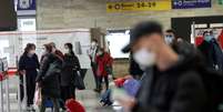 Pessoas usam máscaras de proteção em estação ferroviária em Roma
02/12/2020 REUTERS/Guglielmo Mangiapane  Foto: Reuters