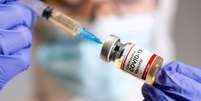 Mulher segura seringa e frasco rotulado como de vacina contra Covid-19 em foto de ilustração
30/10/2020 REUTERS/Dado Ruvic  Foto: Reuters