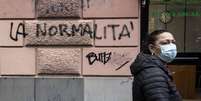 Inscri&ccedil;&atilde;o em parede em G&ecirc;nova, na It&aacute;lia, pede volta &agrave; "normalidade"  Foto: ANSA / Ansa