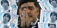 Maradona com a nota de 10 mil pesos (equivalente a R$ 640) proposta por fãs: a dor do luto ofuscada pelas disputas em família  Foto: Fotomontagem: Blog Sala de TV