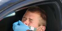 Hugo Boserup, de 22 anos, &eacute; submetido a teste de Covid-19 em Malibu, na Calif&oacute;rnia
02/12/2020
REUTERS/Lucy Nicholson  Foto: Reuters