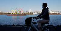 Ciclista passa pelos anéis olímpicos em Tóquio
01/12/2020
REUTERS/Kim Kyung-Hoon  Foto: Reuters