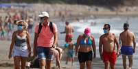 Pessoas de máscara em praia das Ilhas Canárias
14/08/2020
REUTERS/Borja Suarez  Foto: Reuters