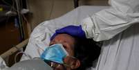 Paciente com Covid-19 é tratada em hospital em Chicago
02/12/2020
REUTERS/Shannon Stapleton  Foto: Reuters