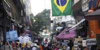 Pessoas caminham em rua de comércio popular no Rio de Janeiro
11/08/2020
REUTERS/Ricardo Moraes  Foto: Reuters