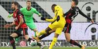 Youssoufa Moukoko  tenta lance pelo Borussia Dortmund  Foto: Daniel Roland  / Reuters