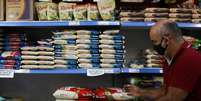Consumidor faz compras em supermercado do Rio de Janeiro
10/09/2020
REUTERS/Pilar Olivares  Foto: Reuters