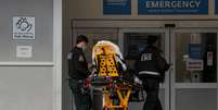 Paciente chega ao Maimonides Medical Center, enquanto a propagação da Covid-19 continua, no Brooklyn, Nova York, EUA, 4 de dezembro de 2020. REUTERS/Brendan McDermid  Foto: Reuters