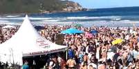 Aglomerações na Praia do Rosa, em Imbituba, têm sido comuns durante a pandemia de covid-19  Foto: AFP / BBC News Brasil