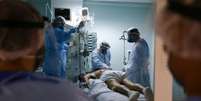 Hospitais voltaram a ficar cheios com pacientes infectados pelo novo coronavírus  Foto: Reuters / BBC News Brasil