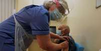 Homem de 87 anos é vacinado contra Covid-19 em Newcastle
08/12/2020 Owen Humphreys/Pool via REUTERS  Foto: Reuters