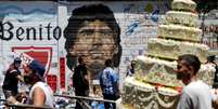 Pessoas passam em frente a grafite de Maradona em Buenos Aires
27/11/2020 REUTERS/Ricardo Moraes  Foto: Reuters