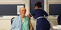 "Bill" William Shakespeare, 81, recebe vacina contra Covid-19 no Hospital Universitário de Coventry
 8/12/ 2020 Jacob King/Pool via REUTERS     Foto: Reuters
