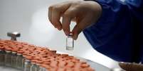 Para OMS, programas de vacinação obrigatória com "finalidade de salvar vidas" devem ser conduzidos com "extremo cuidado"  Foto: Reuters / BBC News Brasil