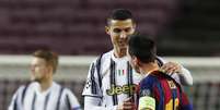 Cristiano Ronaldo e Messi se cumprimentam antes do duelo entre Juventus e Barcelona (foto de arquivo)  Foto: Albert Gea / Reuters