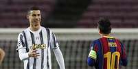 Cristiano Ronaldo e Lionel Messi se cumprimentam antes de partida entre Juventus e Barcelona pela Liga dos Campeões
08/12/2020 REUTERS/Albert Gea  Foto: Reuters