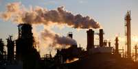 Fumaça sai de chaminés de fábrica em área industrial em Kawasaki, no Japão
16/01/2017 REUTERS/Toru Hanai  Foto: Reuters