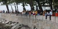Pessoas reunidas perto de bares na Mureta da Urca, Rio de Janeiro, em meio a aumento de casos de Covid-19
 1/12/ 2020  REUTERS/Pilar Olivares  Foto: Reuters