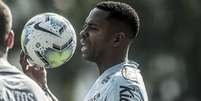 Robinho não chegou a entrar em campo em sua quarta passagem pelo Peixe (Foto: Ivan Storti/Santos FC)  Foto: Lance!