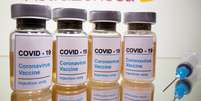 Frascos rotulados como de vacina contra Covid-19 em frente ao logo da AstraZeneca em foto de ilustração
31/10/2020 REUTERS/Dado Ruvic  Foto: Reuters