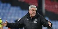 Steve Bruce, t&eacute;cnico do Newcastle, durante partida contra o Crystal Palace pelo Campeonato Ingl&ecirc;s
27/11/2020 REUTERS/Daniel Leal-Olivas   Foto: Reuters