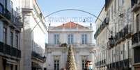 Pessoas de m&aacute;scara em rua de Lisboa
05/12/2020
REUTERS/Pedro Nunes  Foto: Reuters