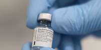 Frasco com vacina da Pfizer e BioNTech em hospital em Belfast, Irlanda do Norte 
08/12/2020
Liam McBurney/Pool via REUTERS  Foto: Reuters