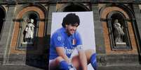 Cartaz em homenagem a Maradona em Nápoles, sul da Itália  Foto: ANSA / Ansa - Brasil